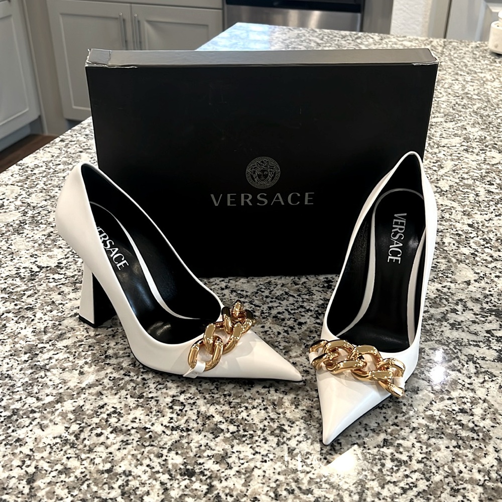 NIB Versace gold chain white flared heel pump - 38 / 7.5